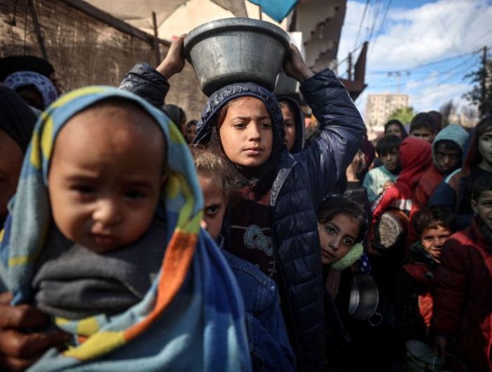 Di tengah berkecamuknya konflik yang belum menunjukkan tanda mereda, krisis kemanusiaan lain mengintai dengan sunyi namun mematikan: kelaparan. Sedikitnya 66 anak Palestina di Jalur Gaza dilaporkan meninggal dunia akibat gizi buruk yang kian memburuk, menyusul blokade ketat oleh militer Israel terhadap pasokan bantuan kemanusiaan.