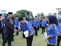 Bupati Bulukumba, Andi Muchtar Ali Yusuf secara resmi menyerahkan SK pengangkatan bagi 100 Calon Pegawai Negeri Sipil (CPNS) dan 66 Pegawai Pemerintah dengan Perjanjian Kerja (PPPK). (Foto Dok. Humas)