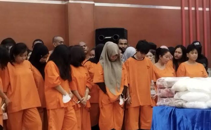 Badan Narkotika Nasional (BNN) Republik Indonesia mengungkap 285 tersangka kasus narkoba dalam operasi terpadu bersama Direktorat Jenderal Bea dan Cukai yang digelar sepanjang April hingga Juni 2025. Menariknya, sekitar 10 persen dari pelaku, atau 29 orang, adalah perempuan yang sebagian besar berprofesi sebagai ibu rumah tangga.