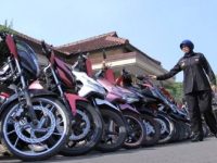 Banyak pengendara masih menganggap remeh membawa sepeda motor dengan status pajak mati. Padahal, pelanggaran ini tak hanya berisiko terkena denda, tapi juga bisa berujung pada penyitaan kendaraan oleh pihak kepolisian.