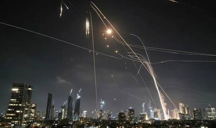 Ketangguhan sistem pertahanan udara Iron Dome milik Israel kembali menuai sorotan usai serangkaian rudal Iran berhasil menembus pertahanan dan menghantam wilayah strategis di Tel Aviv.