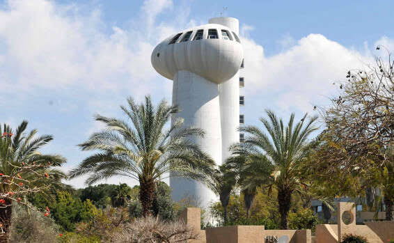 Ketegangan antara Iran dan Israel memasuki babak baru. Sebuah serangan rudal yang diluncurkan Iran pada Minggu dini hari 15 Juni 2025 menghantam langsung Institut Sains Weizmann di Rehovot, selatan Tel Aviv. Institut ini dikenal sebagai salah satu pusat penelitian paling bergengsi di Israel dan dunia.