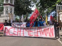Ratusan warga dan mahasiswa yang tergabung dalam Gerakan Aceh Melawan (GAM) menggelar aksi unjuk rasa di halaman Kantor Gubernur Aceh, Senin (16/6/2025), menuntut pemerintah pusat mencabut Keputusan Menteri Dalam Negeri terkait pengalihan empat pulau dari Aceh ke Sumatera Utara (Sumut).