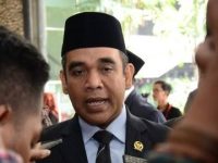 Ketua MPR RI Ahmad Muzani menyatakan belum menerima laporan dari Sekretariat MPR terkait surat dari Forum Purnawirawan TNI yang mengusulkan pemakzulan terhadap Wakil Presiden Gibran Rakabuming Raka. Hal itu disampaikannya usai kembali bertugas setelah masa reses.