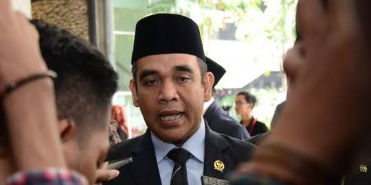 Ketua MPR RI Ahmad Muzani menyatakan belum menerima laporan dari Sekretariat MPR terkait surat dari Forum Purnawirawan TNI yang mengusulkan pemakzulan terhadap Wakil Presiden Gibran Rakabuming Raka. Hal itu disampaikannya usai kembali bertugas setelah masa reses.