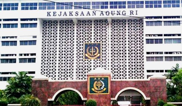 Kejaksaan Agung (Kejagung) tengah mendalami keterlibatan tiga mantan staf khusus Menteri Pendidikan, Kebudayaan, Riset, dan Teknologi pada era Nadiem Makarim terkait dugaan korupsi dalam pengadaan laptop Chromebook. Penyidik berupaya mengungkap sejauh mana peran ketiganya serta apakah mereka bertindak atas perintah pihak lain.