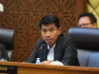 Wakil Ketua Komisi II DPR RI, Bahtra Banong, menyambut baik wacana Kementerian Dalam Negeri (Kemendagri) yang akan menyelenggarakan retret bagi seluruh sekretaris daerah (sekda) di Indonesia. Ia menilai kegiatan tersebut penting untuk memperkuat sinergi antara pemerintah pusat dan daerah demi mempercepat pembangunan nasional.