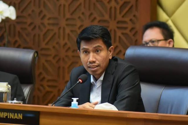 Wakil Ketua Komisi II DPR RI, Bahtra Banong, menyambut baik wacana Kementerian Dalam Negeri (Kemendagri) yang akan menyelenggarakan retret bagi seluruh sekretaris daerah (sekda) di Indonesia. Ia menilai kegiatan tersebut penting untuk memperkuat sinergi antara pemerintah pusat dan daerah demi mempercepat pembangunan nasional.