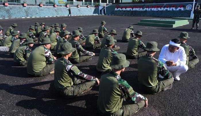 Kepala Staf TNI Angkatan Laut (KSAL) Laksamana TNI Muhammad Ali menyatakan kesiapan korps Marinir untuk mendukung program pembinaan siswa tak disiplin yang digagas Gubernur Jawa Barat, Dedi Mulyadi. Program tersebut akan menggunakan fasilitas barak militer sebagai sarana pelatihan karakter dan kedisiplinan.