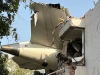 Menteri Luar Negeri Republik Indonesia, Sugiono, menyampaikan duka cita mendalam atas tragedi jatuhnya pesawat Air India di Ahmedabad, India, yang merenggut nyawa 241 dari total 242 orang di dalamnya. Tragedi yang terjadi pada Kamis (12/6) ini disebut sebagai salah satu kecelakaan udara paling mematikan di Asia dalam beberapa tahun terakhir.
