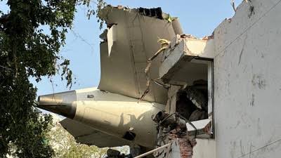 Menteri Luar Negeri Republik Indonesia, Sugiono, menyampaikan duka cita mendalam atas tragedi jatuhnya pesawat Air India di Ahmedabad, India, yang merenggut nyawa 241 dari total 242 orang di dalamnya. Tragedi yang terjadi pada Kamis (12/6) ini disebut sebagai salah satu kecelakaan udara paling mematikan di Asia dalam beberapa tahun terakhir.