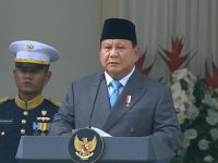 Presiden Republik Indonesia Prabowo Subianto secara resmi mengumumkan kebijakan kenaikan gaji hakim secara signifikan, dengan tujuan memperkuat integritas lembaga peradilan dan mengurangi potensi intervensi dari pelaku korupsi. Pernyataan itu disampaikan langsung dalam pidato pengukuhan hakim Mahkamah Agung (MA) di Gedung MA, Gambir, Jakarta Pusat.