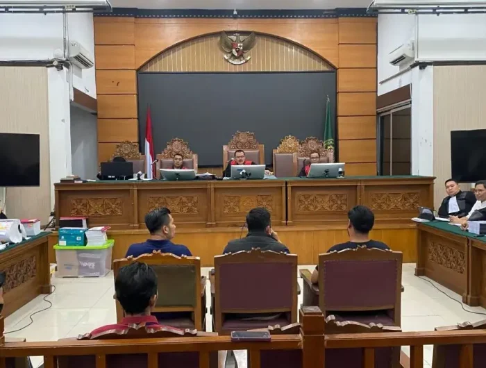 Tenaga Ahli Komisi Pemberantasan Korupsi (KPK), Raihan, mengaku pernah menerima pembayaran sebesar Rp200 juta dari terdakwa kasus pengamanan situs judi online Kementerian Komunikasi dan Informatika (Kominfo), Adhi Kismanto. Uang itu disebut sebagai imbalan atas pembuatan aplikasi pelacak situs judi online bernama "Klandestin".