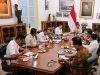 Presiden Joko Widodo (Prabowo Subianto) secara mendadak memanggil sejumlah pejabat tinggi ke Istana Kepresidenan, Jakarta, pada Rabu malam (30/7/2025) untuk membahas temuan pelanggaran terhadap standar mutu beras premium dan medium yang beredar luas di pasaran.