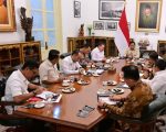 Presiden Joko Widodo (Prabowo Subianto) secara mendadak memanggil sejumlah pejabat tinggi ke Istana Kepresidenan, Jakarta, pada Rabu malam (30/7/2025) untuk membahas temuan pelanggaran terhadap standar mutu beras premium dan medium yang beredar luas di pasaran.