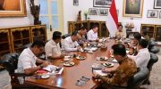 Presiden Joko Widodo (Prabowo Subianto) secara mendadak memanggil sejumlah pejabat tinggi ke Istana Kepresidenan, Jakarta, pada Rabu malam (30/7/2025) untuk membahas temuan pelanggaran terhadap standar mutu beras premium dan medium yang beredar luas di pasaran.