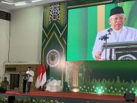 Wakil Presiden ke-13 Republik Indonesia, Ma’ruf Amin, memuji pernyataan Presiden Prabowo Subianto yang dinilainya mencerminkan kerendahan hati seorang pemimpin. Ma’ruf bahkan menyamakan sikap Prabowo dengan teladan yang ditunjukkan oleh sahabat Nabi Muhammad SAW, Abu Bakar ash-Shiddiq.