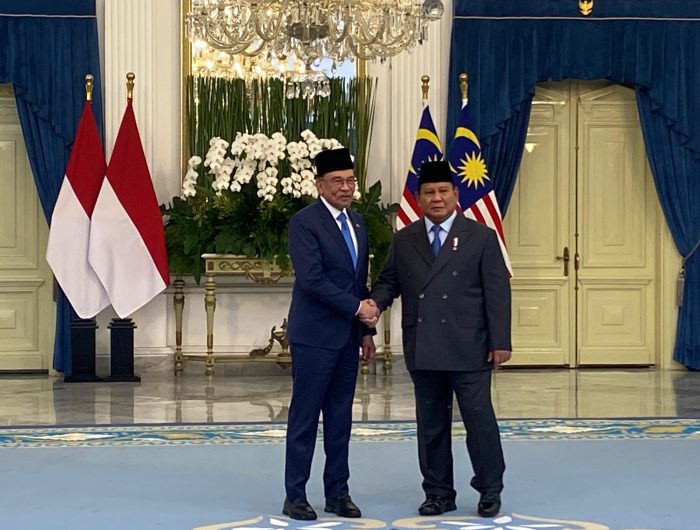 Presiden Republik Indonesia Prabowo Subianto memberikan apresiasi tinggi kepada Perdana Menteri Malaysia Anwar Ibrahim atas keberhasilannya memediasi konflik antara Thailand dan Kamboja. Menurut Presiden Prabowo, keberhasilan tersebut menjadi terobosan penting bagi ASEAN dalam membuktikan kemampuannya menjaga stabilitas kawasan secara mandiri.