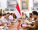 Presiden Prabowo Subianto memerintahkan tindakan tegas terhadap para pelaku pengoplosan beras premium dan medium yang terbukti melanggar standar mutu nasional. Arahan itu disampaikan secara langsung dalam rapat terbatas yang digelar di Istana Merdeka, Jakarta, Rabu malam (30/7/2025), dan dikonfirmasi oleh Menteri Pertanian Andi Amran Sulaiman.