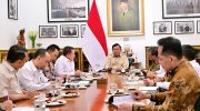 Presiden Prabowo Subianto memerintahkan tindakan tegas terhadap para pelaku pengoplosan beras premium dan medium yang terbukti melanggar standar mutu nasional. Arahan itu disampaikan secara langsung dalam rapat terbatas yang digelar di Istana Merdeka, Jakarta, Rabu malam (30/7/2025), dan dikonfirmasi oleh Menteri Pertanian Andi Amran Sulaiman.
