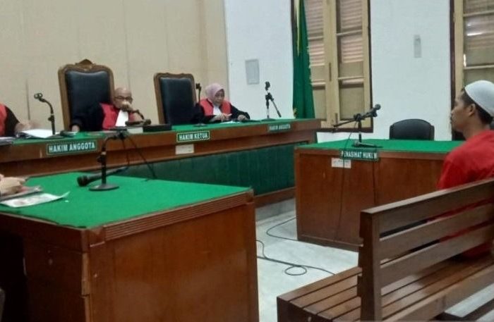 Majelis Hakim Pengadilan Negeri (PN) Medan menjatuhkan hukuman 18 bulan penjara kepada Nefri Zaldi (32), terdakwa kasus pencurian sepasang sandal mewah milik mantan majikannya, Siwaji Raza.