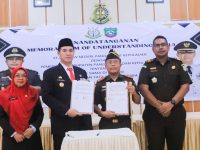 Pemkab Pangkep dan Kejari Pangkep kembali memperpanjang Nota Kesepahaman atau Memorandum of Understanding (MoU) tentang Kerjasama dibidang Perdata dan Tata Usaha Negara.