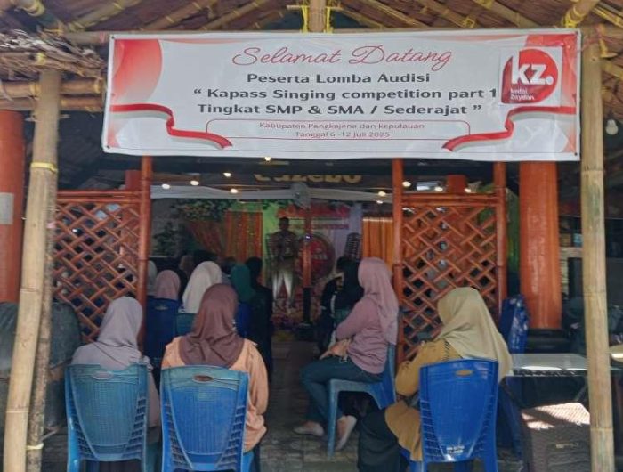 Puluhan peserta dari berbagai sekolah yang antusias menunjukkan bakat menyanyi mereka, di Gazebo Kabupaten Pangkep, Senin 7 Juni 2025.