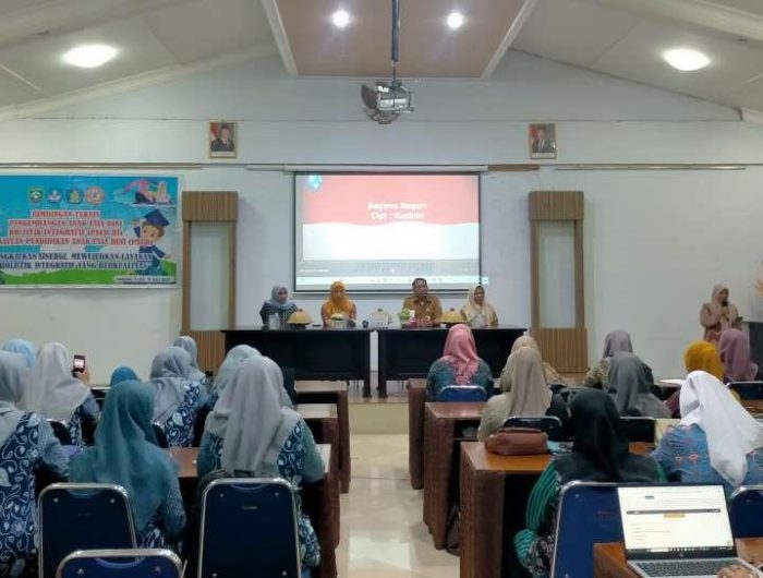 Bunda PAUD Pangkep, Hj Nurlita Wulan Purnama Yusran meninjau langsung pelaksanaan Masa Pengenalan Lingkungan Sekolah (MPLS).