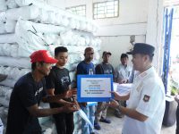Pemerintah Kabupaten Pangkep melalui Dinas Perikanan menyerahkan bantuan geomembran kepada kelompok petambak garam.