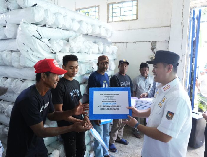 Pemerintah Kabupaten Pangkep melalui Dinas Perikanan menyerahkan bantuan geomembran kepada kelompok petambak garam.