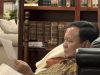 Presiden Republik Indonesia, Prabowo Subianto, menerima sepucuk surat tulisan tangan yang menyentuh hati dari seorang siswi bernama Erni Andayani, penerima manfaat dari program Sekolah Rakyat. Surat itu berisi ungkapan terima kasih tulus atas inisiatif Presiden yang telah membuka akses pendidikan bagi anak-anak dari keluarga kurang mampu.