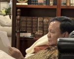 Presiden Republik Indonesia, Prabowo Subianto, menerima sepucuk surat tulisan tangan yang menyentuh hati dari seorang siswi bernama Erni Andayani, penerima manfaat dari program Sekolah Rakyat. Surat itu berisi ungkapan terima kasih tulus atas inisiatif Presiden yang telah membuka akses pendidikan bagi anak-anak dari keluarga kurang mampu.