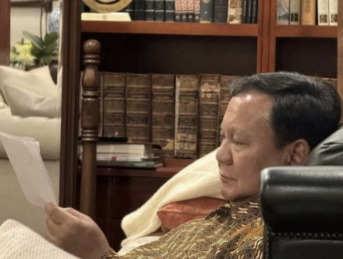 Presiden Republik Indonesia, Prabowo Subianto, menerima sepucuk surat tulisan tangan yang menyentuh hati dari seorang siswi bernama Erni Andayani, penerima manfaat dari program Sekolah Rakyat. Surat itu berisi ungkapan terima kasih tulus atas inisiatif Presiden yang telah membuka akses pendidikan bagi anak-anak dari keluarga kurang mampu.