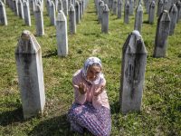 kota kecil bernama Srebrenica, sekitar 8.000 pria dan anak laki-laki Muslim Bosnia dibantai secara sistematis oleh pasukan Serbia Bosnia di bawah komando Ratko Mladic. Ini bukan sekadar tragedi perang. Ini adalah genosida kejahatan paling berat terhadap kemanusiaan yang disaksikan dunia internasional dalam sunyi.