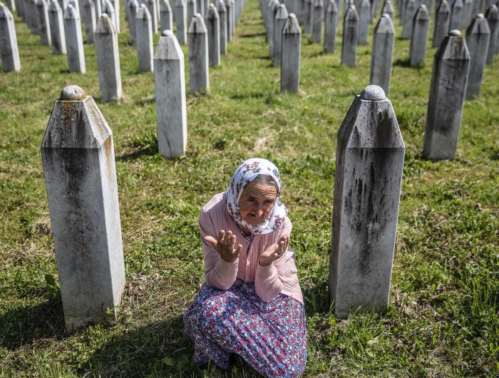 kota kecil bernama Srebrenica, sekitar 8.000 pria dan anak laki-laki Muslim Bosnia dibantai secara sistematis oleh pasukan Serbia Bosnia di bawah komando Ratko Mladic. Ini bukan sekadar tragedi perang. Ini adalah genosida kejahatan paling berat terhadap kemanusiaan yang disaksikan dunia internasional dalam sunyi.