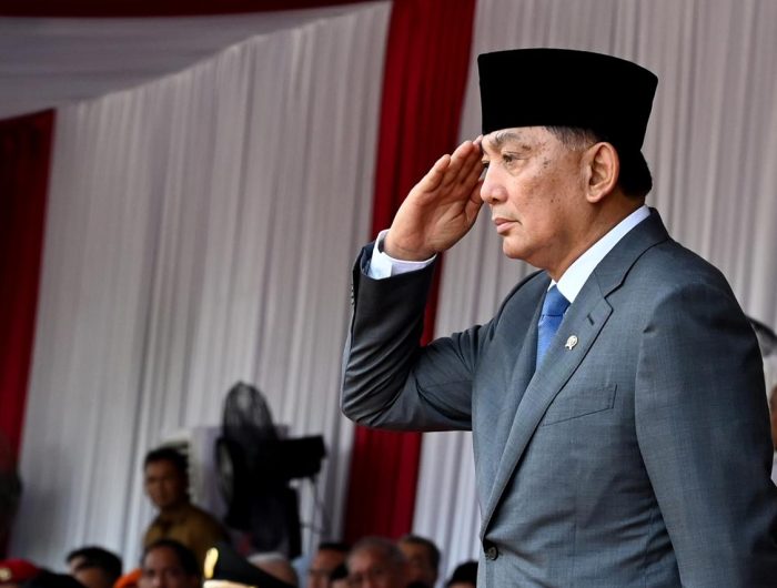 Menteri Pertahanan (Menhan) Sjafrie Sjamsoeddin secara resmi melepas 500 personel gabungan TNI-Polri yang akan mewakili Indonesia dalam parade militer Bastille Day di Prancis.
