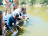 Bupati Bantaeng, M. Fathul Fauzy Nurdin, didampingi mantan Gubernur Sulsel, Prof. Nurdin Abdullah, melepas 25.000 benih Ikan Bandeng di Empang Pantai Marina, Selasa, 1 Juli 2025.