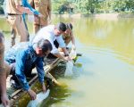 Bupati Bantaeng, M. Fathul Fauzy Nurdin, didampingi mantan Gubernur Sulsel, Prof. Nurdin Abdullah, melepas 25.000 benih Ikan Bandeng di Empang Pantai Marina, Selasa, 1 Juli 2025.