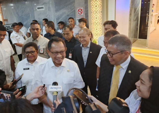 Anggota Komisi II DPR RI, Tuafan Pawe saat bersama Menteri Dalam Negeri, Tito Karnavian.