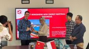 Direktur PT Huadi Bantaeng Industry Park (HBIP), Lily Dewi Candinegara saat bersama Konsul Jenderal Australia di Makassar, Todd Dias, di kawasan Huadi group, Jumat, 4 Juli 2025.
