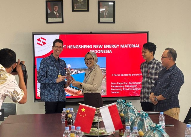 Direktur PT Huadi Bantaeng Industry Park (HBIP), Lily Dewi Candinegara saat bersama Konsul Jenderal Australia di Makassar, Todd Dias, di kawasan Huadi group, Jumat, 4 Juli 2025.