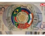 Gambar uang kertas pecahan 200 dengan logo dan simbol negara-negara anggota BRICS beredar luas di media sosial, bertepatan dengan gelaran Konferensi Tingkat Tinggi (KTT) BRICS 2025 di Brasil. Desain uang tersebut memuat bendera dan burung nasional dari lima negara pendiri Brasil, Rusia, India, China, dan Afrika Selatan serta anggota baru seperti Iran dan Uni Emirat Arab (UEA).