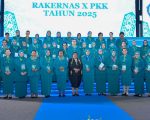 Ketua Tim Penggerak Pemberdayaan dan Kesejahteraan Keluarga (TP PKK) Provinsi Sulawesi Selatan, Ny. Naoemi Octarina, menghadiri acara puncak Peringatan Hari Kesatuan Gerak (HKG) PKK ke-53 di Plenary Hall Sempaja, Kota Samarinda, Kalimantan Timur, bersama jajaran pengurus inti.
