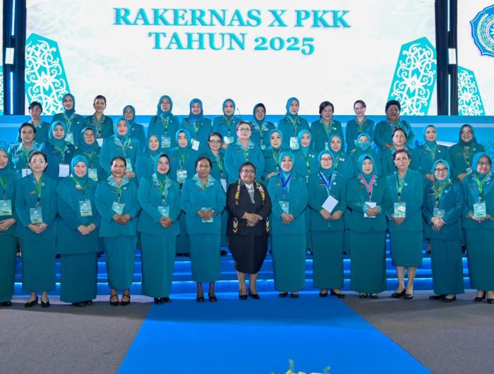 Ketua Tim Penggerak Pemberdayaan dan Kesejahteraan Keluarga (TP PKK) Provinsi Sulawesi Selatan, Ny. Naoemi Octarina, menghadiri acara puncak Peringatan Hari Kesatuan Gerak (HKG) PKK ke-53 di Plenary Hall Sempaja, Kota Samarinda, Kalimantan Timur, bersama jajaran pengurus inti.