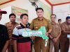 Bupati Bantaeng, M. Fathul Fauzy Nurdin, secara simbolis menyerahkan bantuan zakat, infaq, dan sedekah, kepada warga yang membutuhkan se-Kabupaten Bantaeng.
