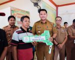 Bupati Bantaeng, M. Fathul Fauzy Nurdin, secara simbolis menyerahkan bantuan zakat, infaq, dan sedekah, kepada warga yang membutuhkan se-Kabupaten Bantaeng.