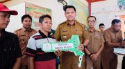 Bupati Bantaeng, M. Fathul Fauzy Nurdin, secara simbolis menyerahkan bantuan zakat, infaq, dan sedekah, kepada warga yang membutuhkan se-Kabupaten Bantaeng.