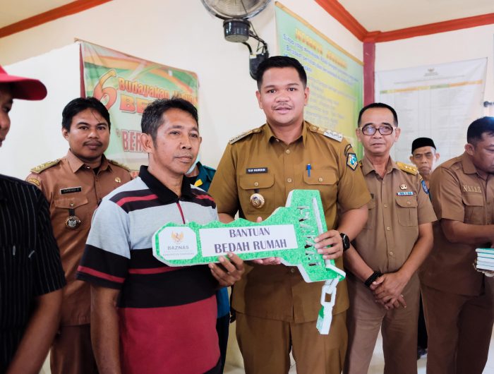 Bupati Bantaeng, M. Fathul Fauzy Nurdin, secara simbolis menyerahkan bantuan zakat, infaq, dan sedekah, kepada warga yang membutuhkan se-Kabupaten Bantaeng.