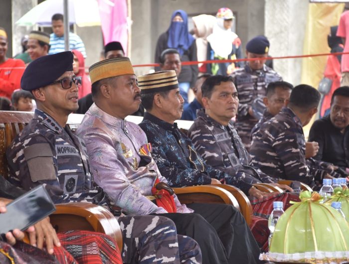 Wakil Komandan (Wadan) Lantamal VI Kolonel Laut (P) Nopriadi, M.Tr.Hanla menghadiri semarak Pesta Rakyat Nelayan HUT Karaeng Loe Jamarang Tahun 2025 yang berlangsung di Kampung Bahari Nusantara (KBN) Lantamal VI di Jamarang, Kelurahan Bontolebang Kecamatan Galesong utara, Kabupaten Takalar Prov. Sulawesi Selatan (Sulsel), Kamis (10/07/2025).
