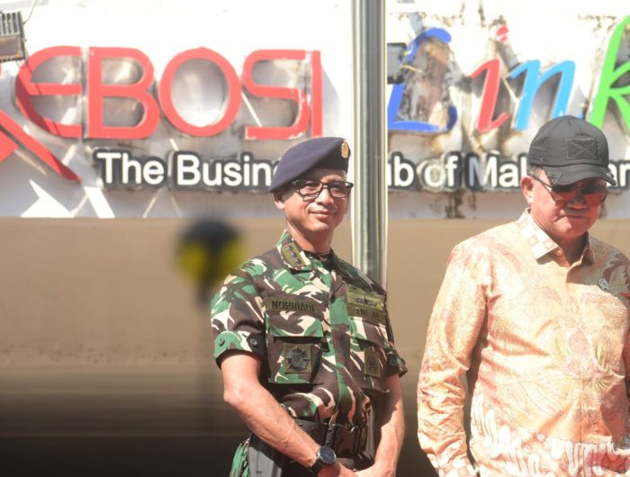 Wakil Komandan (Wadan) Lantamal VI Makassar Kolonel Laut (P) Nopriadi, M. Tr. Hanla. Mewakili Komandan Lantamal VI (Danlantamal VI) Makassar Brigadir Jenderal (Brigjen) TNI Mar Dr. Wahyudi, S.E., M.Tr.Hanla.,M.M., M.Han. Menghadiri Upacara Penutupan Pendidikan Dasar Militer, Pelatihan Manajerial, dan Penetapan Komponen Cadangan (Komcad) Sarjana Penggerak Pembangunan Indonesia (SPPI) BATCH-3 Tahun 2025. Bertempat di Lapangan Karebosi, Makassar. Sabtu (12/07/2025).